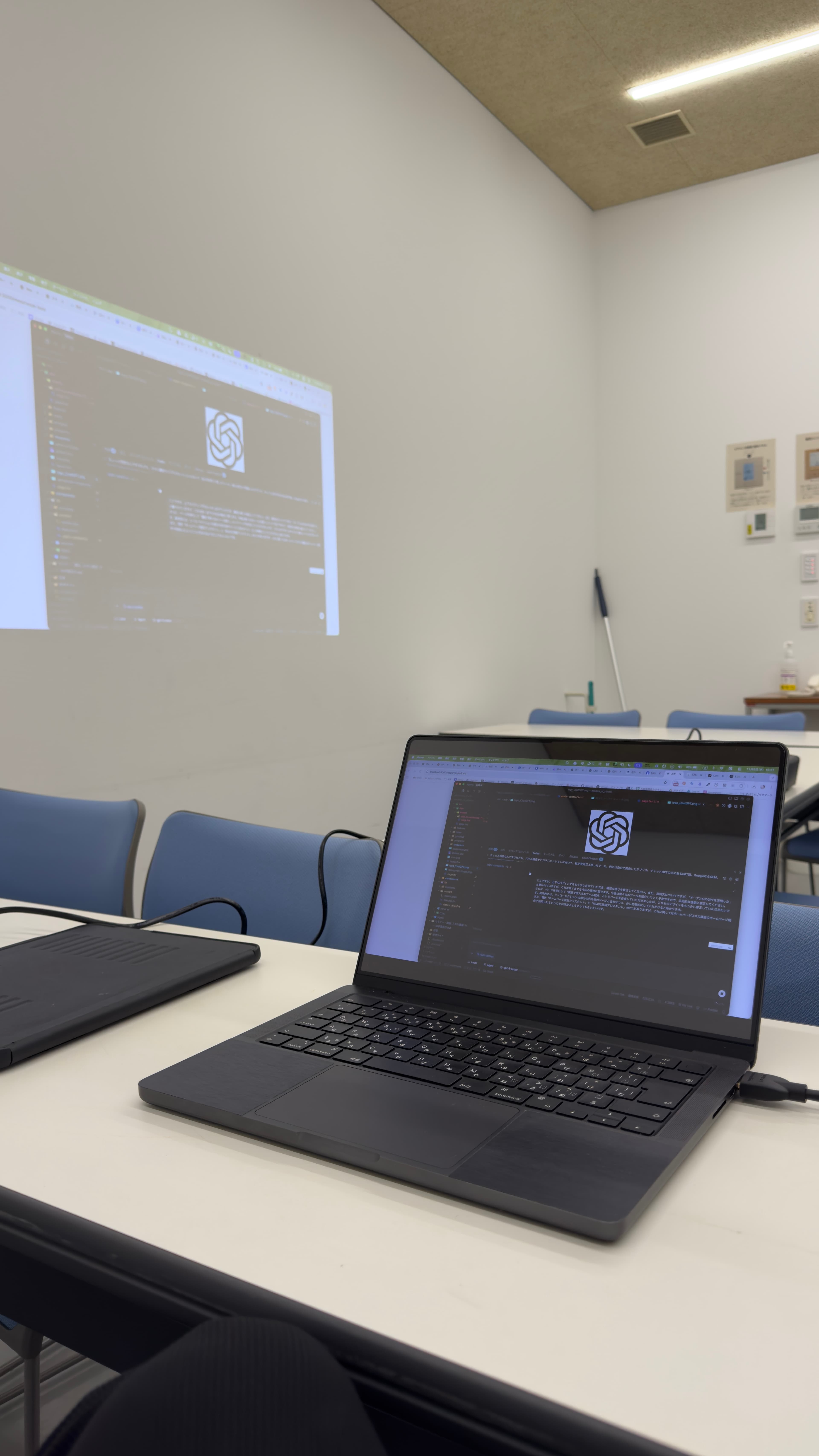 ホームページ設計アシスタントの回答を画面共有で確認する様子