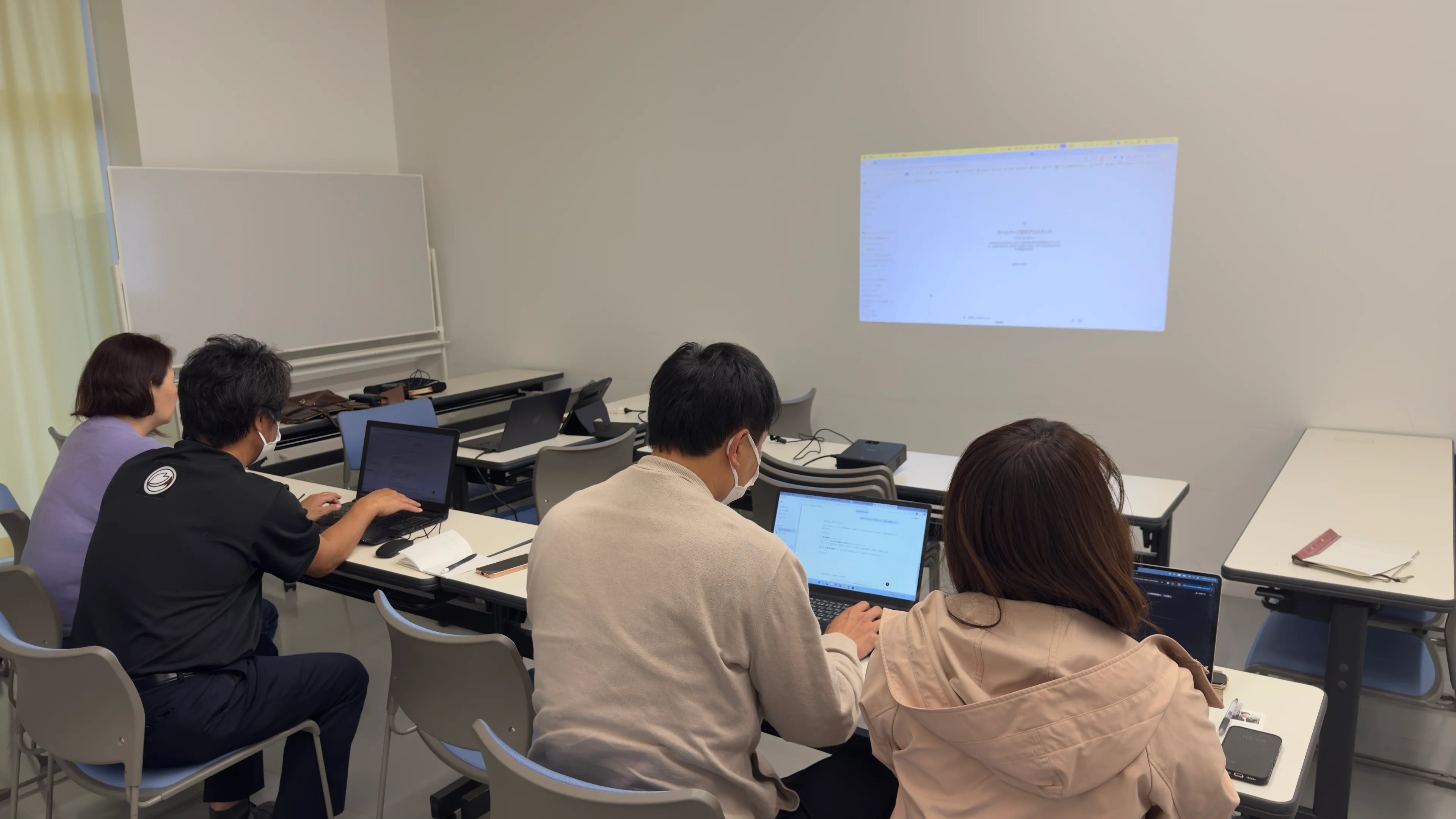 スマートフォンだけでReaddyに入力し制作を進める参加者