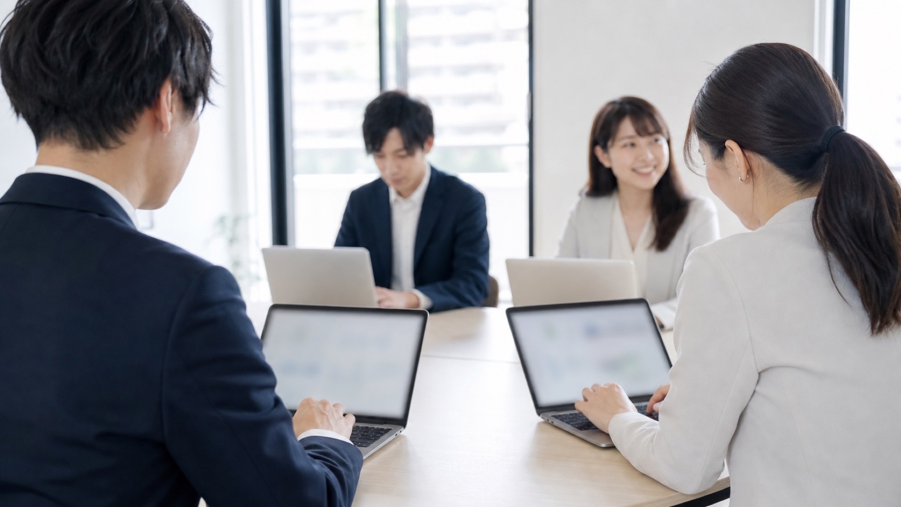 少人数のワークショップで自分のPCに向かう参加者たち